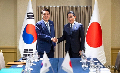 지난 7월 북대서양조약기구(NATO·나토) 75주년 정상회의에 참석한 윤석열 대통령이 10일(현지시간) 미국 워싱턴DC 윌러드 인터콘티넨탈 호텔에서 열린 한일 정상회담에서 기시다 후미오 일본 총리와 기념촬영을 하고 있다. [사진공동취재단, 워싱턴=연합뉴스]